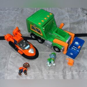 PAW Patrol Zuma/Vehicle + Rocky/Large Recycling Truck & Bin - EXCELLENT COND.